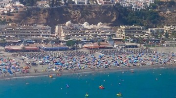 50 años de publicidad con avionetas y pancartas en las principales playas de España